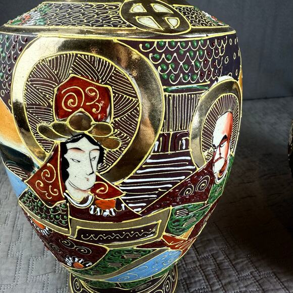 Set Pair of 2 Satsuma Vases Urns Japan Gilted Gold Tone Hand Painted Matching - Picture 5 of 11